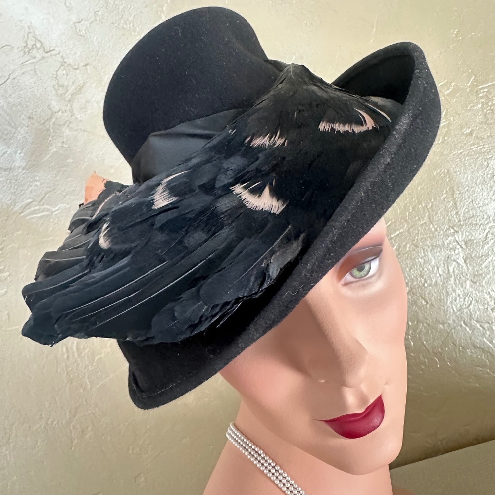 SHOWSTOPPER 1940's BLACK FELT FEDORA WITH BLACK/PINK FEATHER "BIRD"